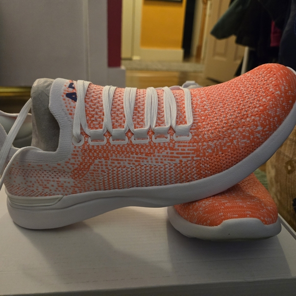 APL Techloom Breeze Mens 9.5 Women's 11 White/Impulse Red/Ombre Unisex & NIB - Picture 2 of 5